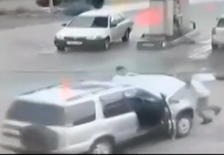 В Улан-Удэ иномарка «уехала» от хозяина и перевернулась (видео) | ya62.ru