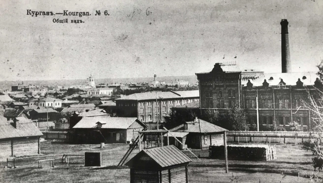 Вид на строения казенного винного склада на улице Запольной в 1912 году. На переднем плане — солдатские казармы и плац | Источник: Комитет по делам архивов Курганской области / Vk.com