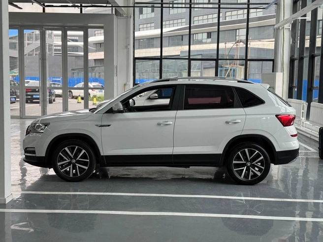 Škoda Kamiq: 2023 год, комплектация Automatic Comfort Edition, двигатель 1,5&nbsp;л мощностью 112&nbsp;л.&nbsp;с., пробег 15&nbsp;000&nbsp;км&nbsp;— цена под ключ от 1&nbsp;950&nbsp;000 рублей | Источник: CarexKorea