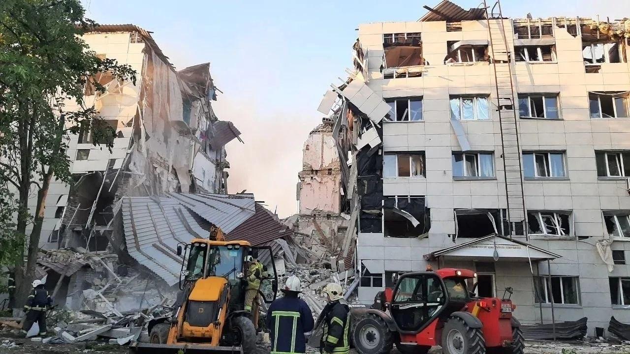 До 18 выросло число погибших после атаки дронов на общежитие: главное