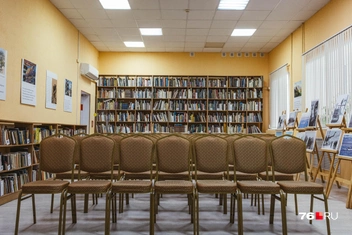 Зал украшают выставочные фотографии | Источник: Артем Бауман / 76.RU