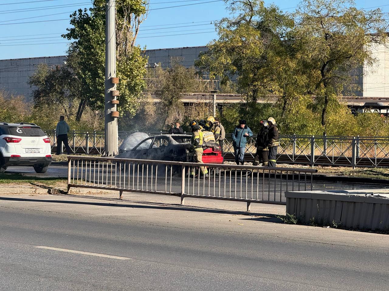 В Волгограде на оживленной магистрали вспыхнула иномарка