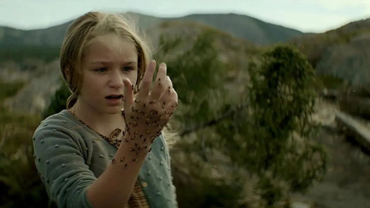 Аликс Уэст Лефлер в роли девочки с даром | Источник: Кадр из фильма «Остров бессмертных»