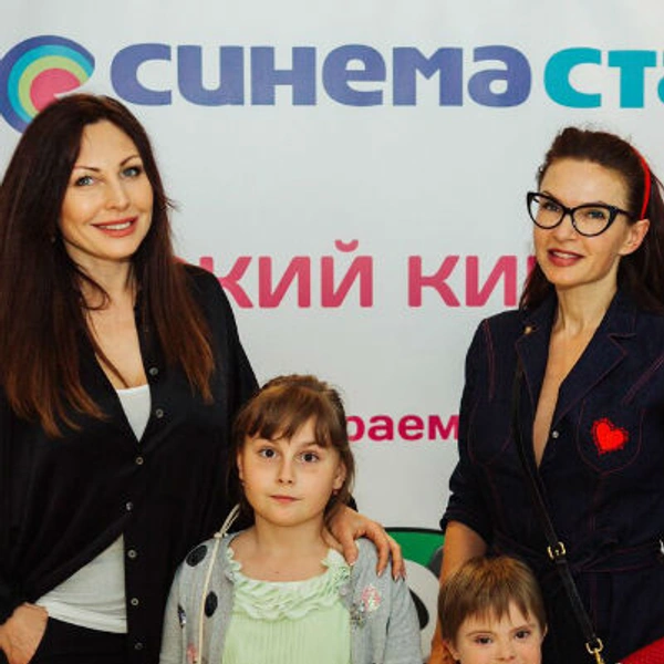 Наталья Бочкарева с дочкой и Эвелина Бледанс с сыном | Источник: Пресс-служба