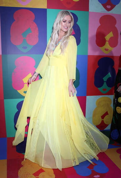 «Богатая богема»: жена миллиардера Никки Ротшильд в «драном» платье диснеевской принцессы — 3 красивые фото
