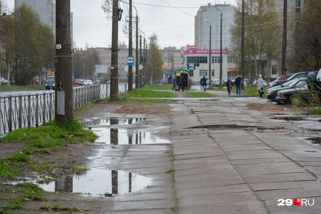 А в этом мае, даже когда снегопада нет, на пляж не очень-то тянет | Источник: Иван Митюшёв