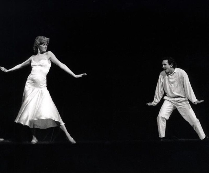 Фотографии неожиданного танца принцессы Дианы на сцене театра в Рождество 1985 года