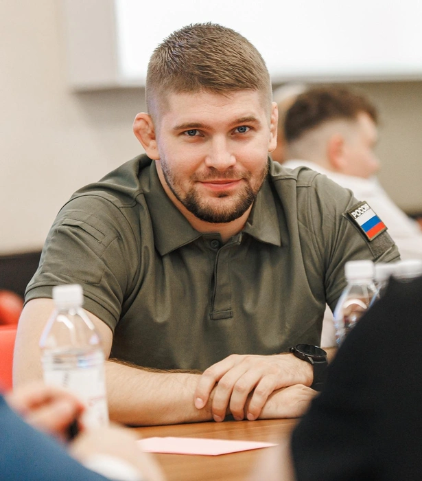 До 2022 года служил в ВС РФ и является участником специальной военной операции; после возвращения занялся общественной работой&nbsp;— возглавлял региональную организацию «Возвращение» и Ассоциацию ветеранов СВО | Источник: Александр Шарков / Vk.com 