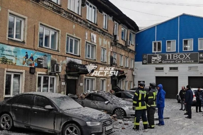 Снег обрушил стену на автомобили в Новосибирске