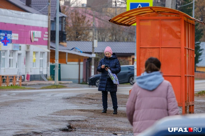 Сверка часов и времени прибытия автобуса | Источник: Булат Салихов / UFA1.RU