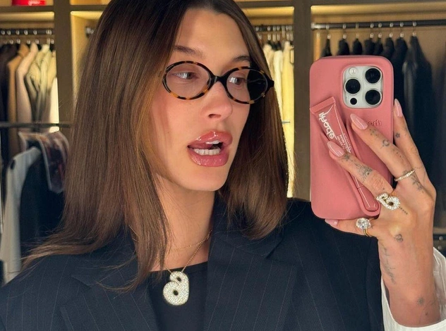 Неоновый и оранжевый: рассматриваем маникюр Хейли Бибер