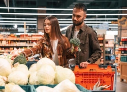 Доставки, супермаркеты или рынки: где выгоднее покупать продукты в 2024 году