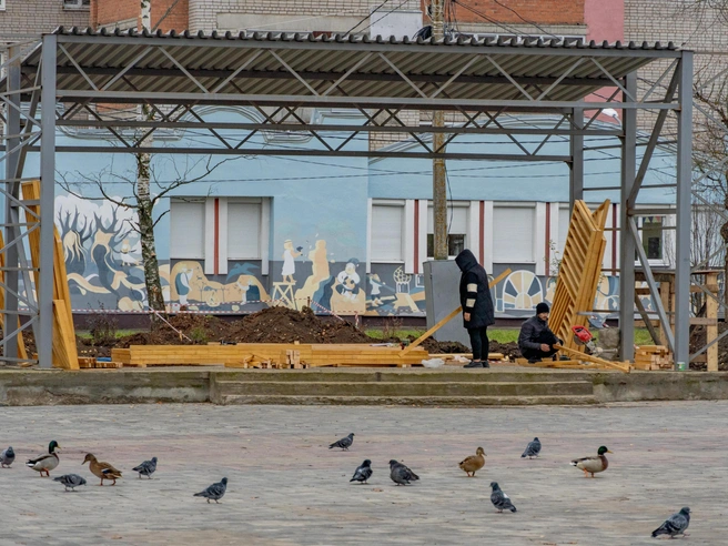 В Брагине начали монтаж новой сценической площадки | Источник: Кирилл Поверинов / 76.RU