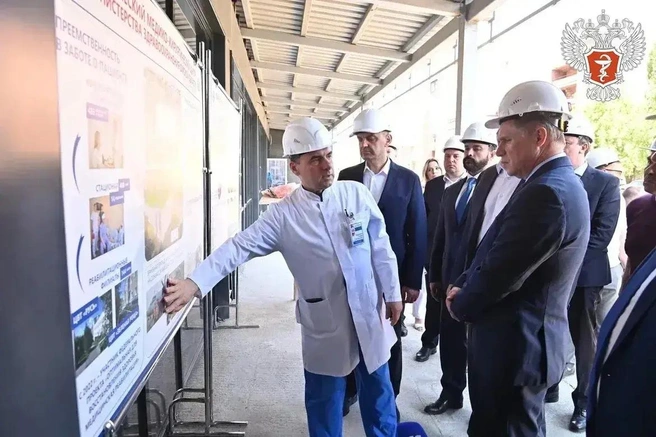 Глава Минздрава в новом корпусе КМХЦ | Источник: «Минздрав Омской области» / Max.ru