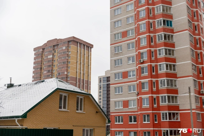 «Город» подходит вплотную к частным домам | Источник: Артем Бауман \ 76.RU
