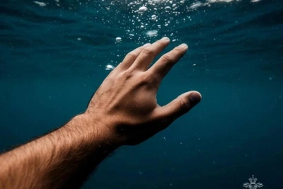 Мужчина упал в воду между садками под Астраханью