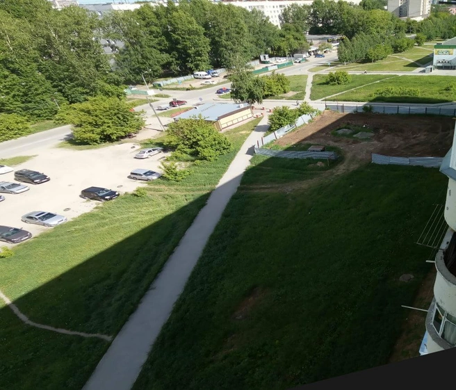 Так тротуар выглядел несколько лет назад, сейчас на этом месте построили торговый комплекс | Источник: читатель НГС