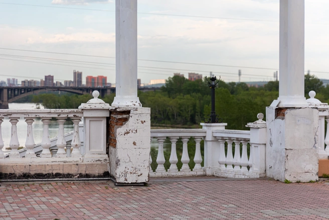 Но их основание тоже разрушается | Источник: Мария Ленц / NGS24.RU
