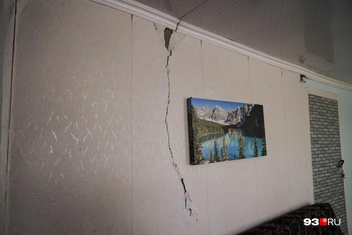 Свежая трещина после недавнего оползня  | Источник: Дарья Паращенко / 93.RU