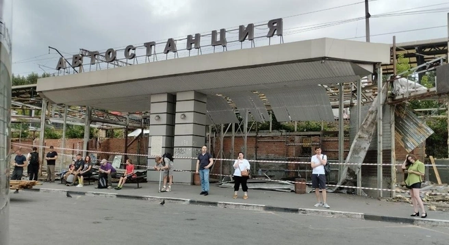 Демонтаж киосков и навеса на Восточной | Источник: читатель E1.RU