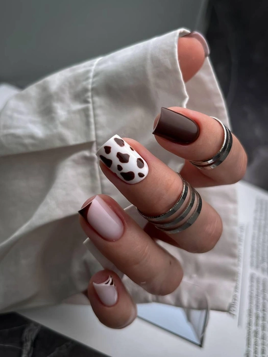 Осенью можно сделать кофейную «коровку» | Источник: evi.nailstudio / Instagram.com (экстремистская организация, деятельность запрещена на территории РФ)