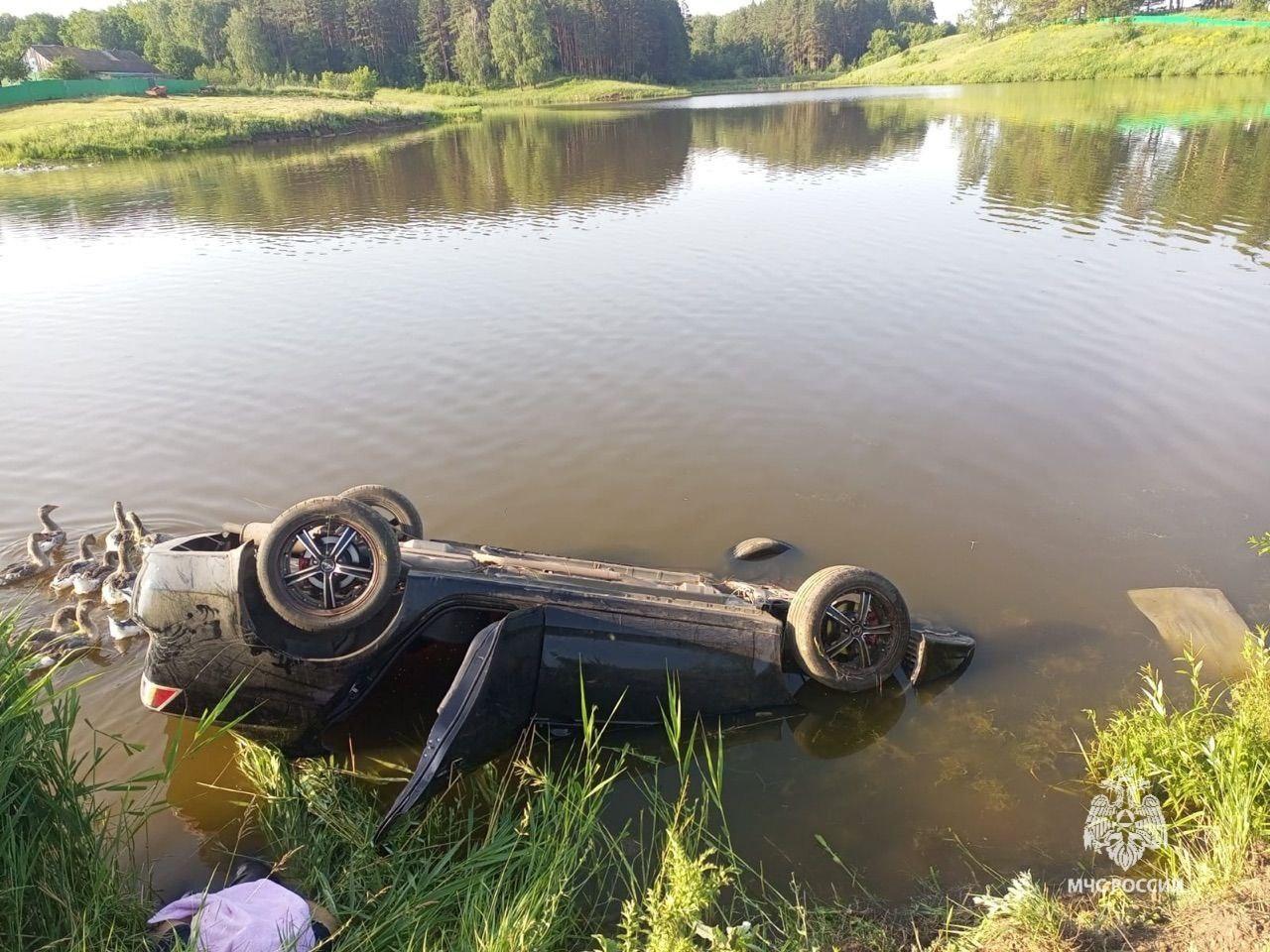 В Башкирии водитель легковушки погиб, съехав в озеро