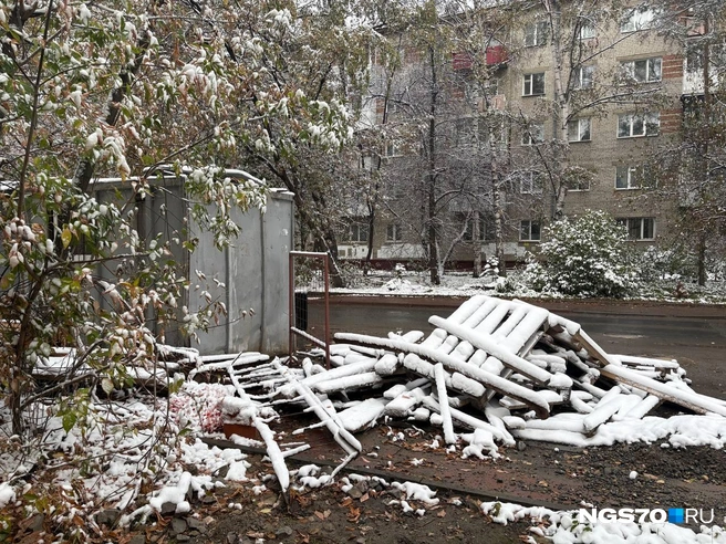 Гора паллетов и строительный вагончик  | Источник: Мария Лобанова / NGS70.RU 