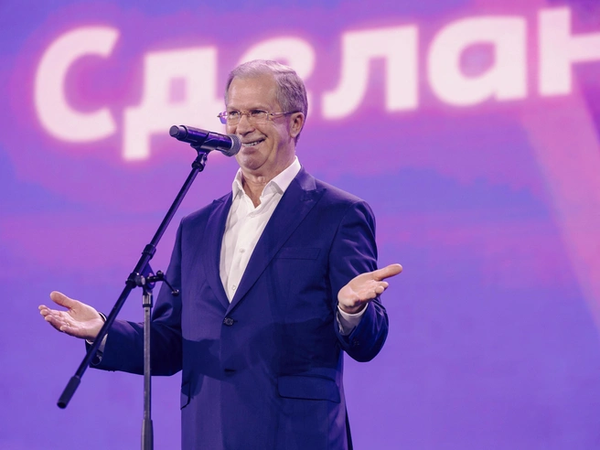 Виктор Шкулев на сцене Народной премии E1.RU | Источник: Алексей Варзегов / E1.RU