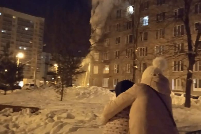 Пожар вспыхнул в жилом девятиэтажном доме № 1/2 на улице Ферина | Источник: М. В.