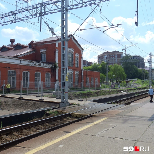 Через железнодорожные пути на Перми I сделали настил для перехода | Источник: Кирилл Хафизов / 59.RU