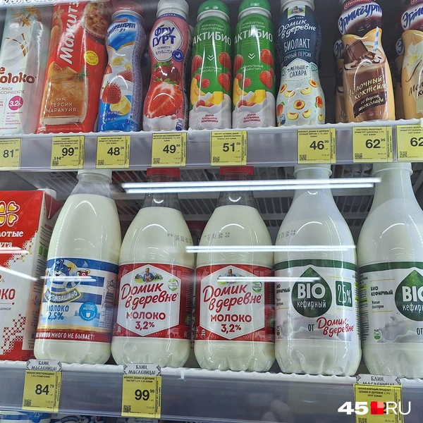 Молоко, по словам продавца, один из «ходовых» товаров магазина | Источник: Александр Лисихин / 45.RU