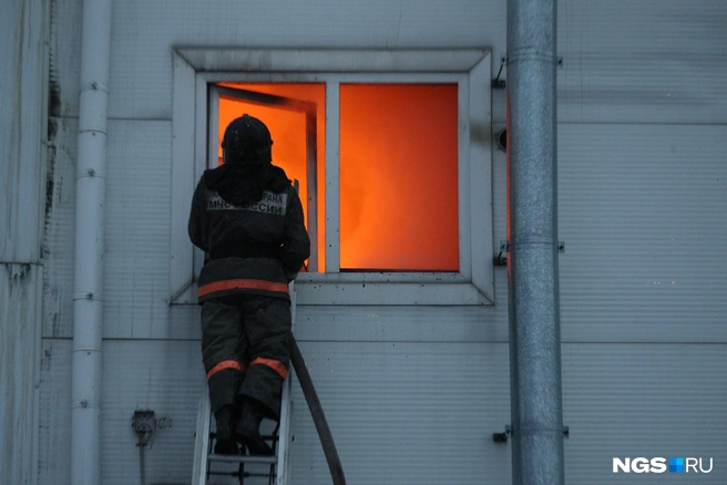 В горящем здании располагалось две компании: «Хёрманн Руссия» и «Сантехтрейд» | Источник: Андрей Бортко / NGS.RU