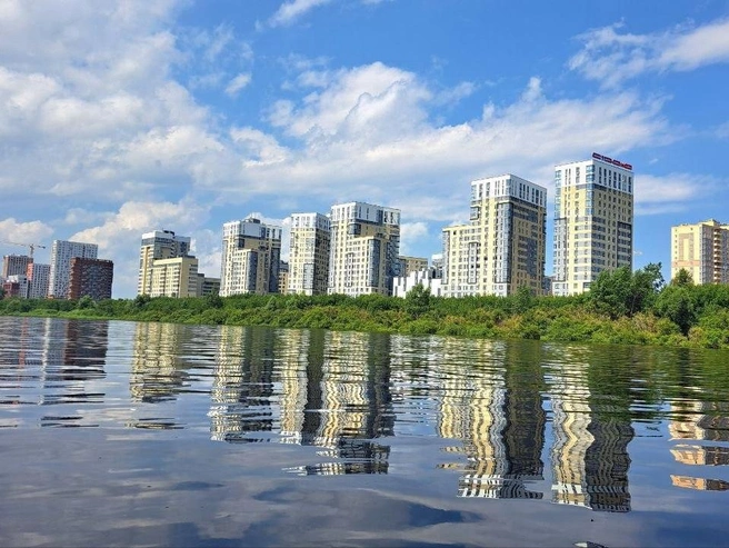 Жилой комплекс на берегу. Ранее планировался пешеходный мост, но работы еще не начаты. | Источник: Евгений Рубе