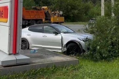 Kia улетела в стелу заправки и кювет в Екатеринбурге