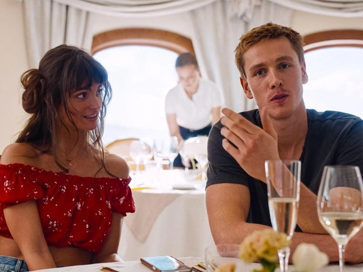 Кадр из фильма «Треугольник печали»