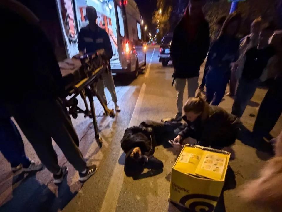 Сломан череп. В Екатеринбурге водитель легковушки снес молодого велосипедиста и скрылся