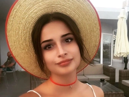 Экс-солистка группы «Динама» скрывается от избившего ее отчима