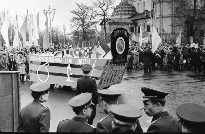 Через щели можно заметить автомобиль | Источник: Виктор Латышев / музей Боевой и Трудовой Славы средней школы № 36