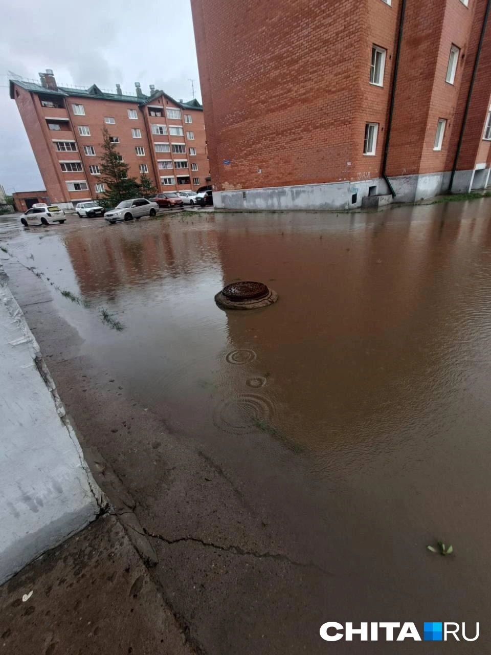 Во дворе огромная лужа при каждом дожде | Источник: местная жительница
