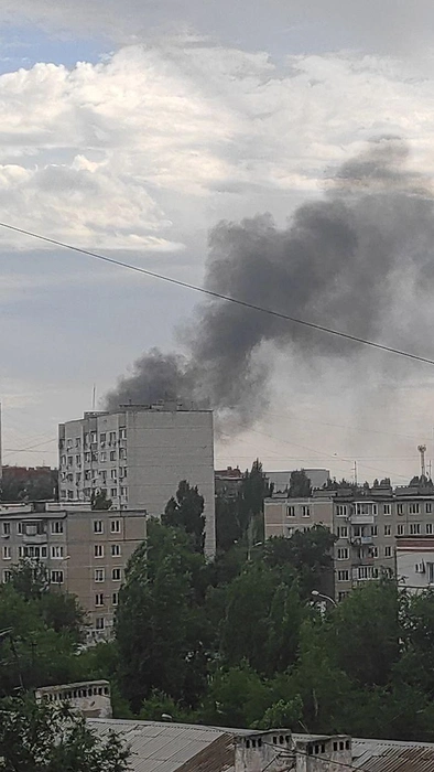 Огонь вспыхнул в Дзержинском районе днем 11 июля | Источник: читатели V1.RU