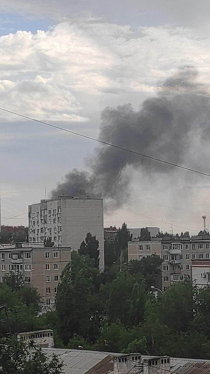 Огромный черный столб дыма поднялся в Дзержинском районе Волгограда — горит моторный завод