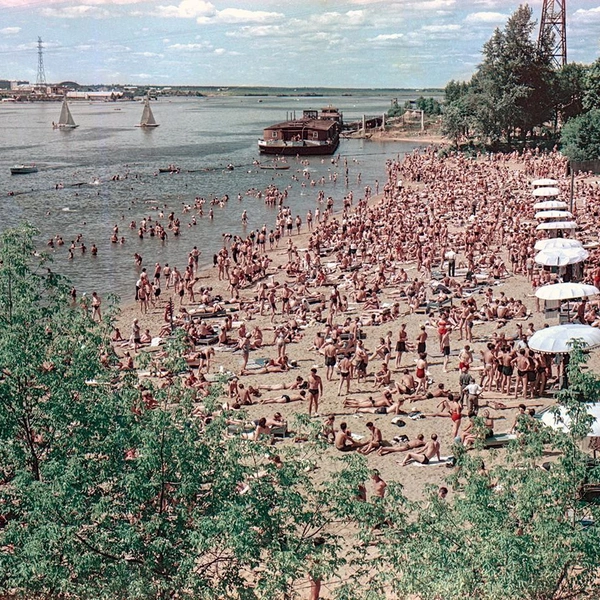 Пляж на Химкинском водохранилище, 1959 | Источник: Б. Рябинин via Pastvu