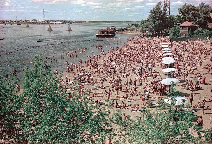 Солнце, воздух и вода: взгляните на 25 ностальгических фото пляжного отдыха москвичей в годы СССР | Источник: Б. Рябинин via Pastvu