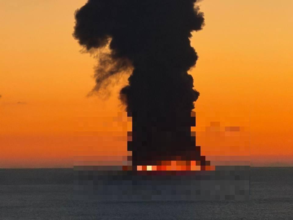 В Черном море после атаки на танкер горит нефть — в Сочи закрылись пляжи. Что известно?