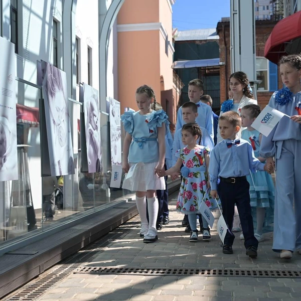 Большая семья на прогулке по «Ильтюзиону» | Источник: архив семьи Коняевых