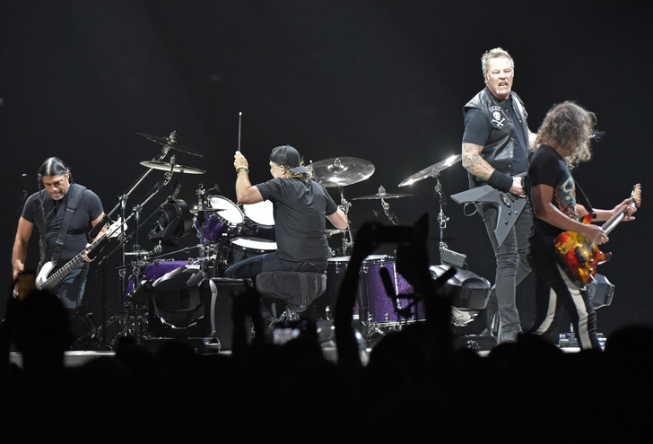Группа Metallica поддерживает солиста