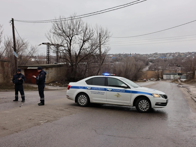 Полиция перекрыла подъезд к дамбе для всех автомобилей. | Источник: Алексей Волхонский / V1.RU