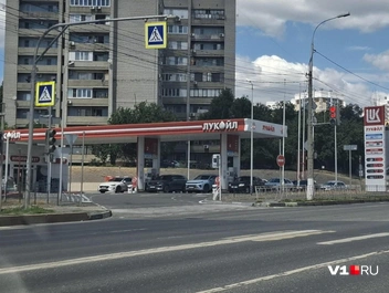 Там, где есть все виды бензина, очередь измеряется в десятках машин | Источник: Тимофей Крылов / V1.RU
