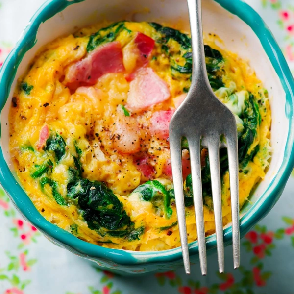 Киш со шпинатом в кружкеИдеальная утренняя вариация киша: простая, легкая и без теста. Завтрак, богатый белком и углеводами, который зарядит бодростью на весь день.Полный рецепт киша со шпинатом в кружке читайте по ссылке.