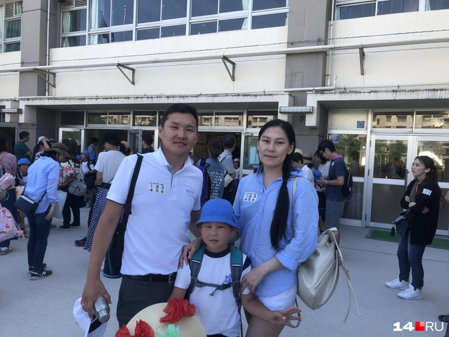 В японских школах нет единой формы, но дети все носят одинаковые панамки, чтобы все взрослые знали: вот идет школьник и могли ему при необходимости помочь. А еще учителям легче их так пересчитать по головам | Источник: Вида Ефремова